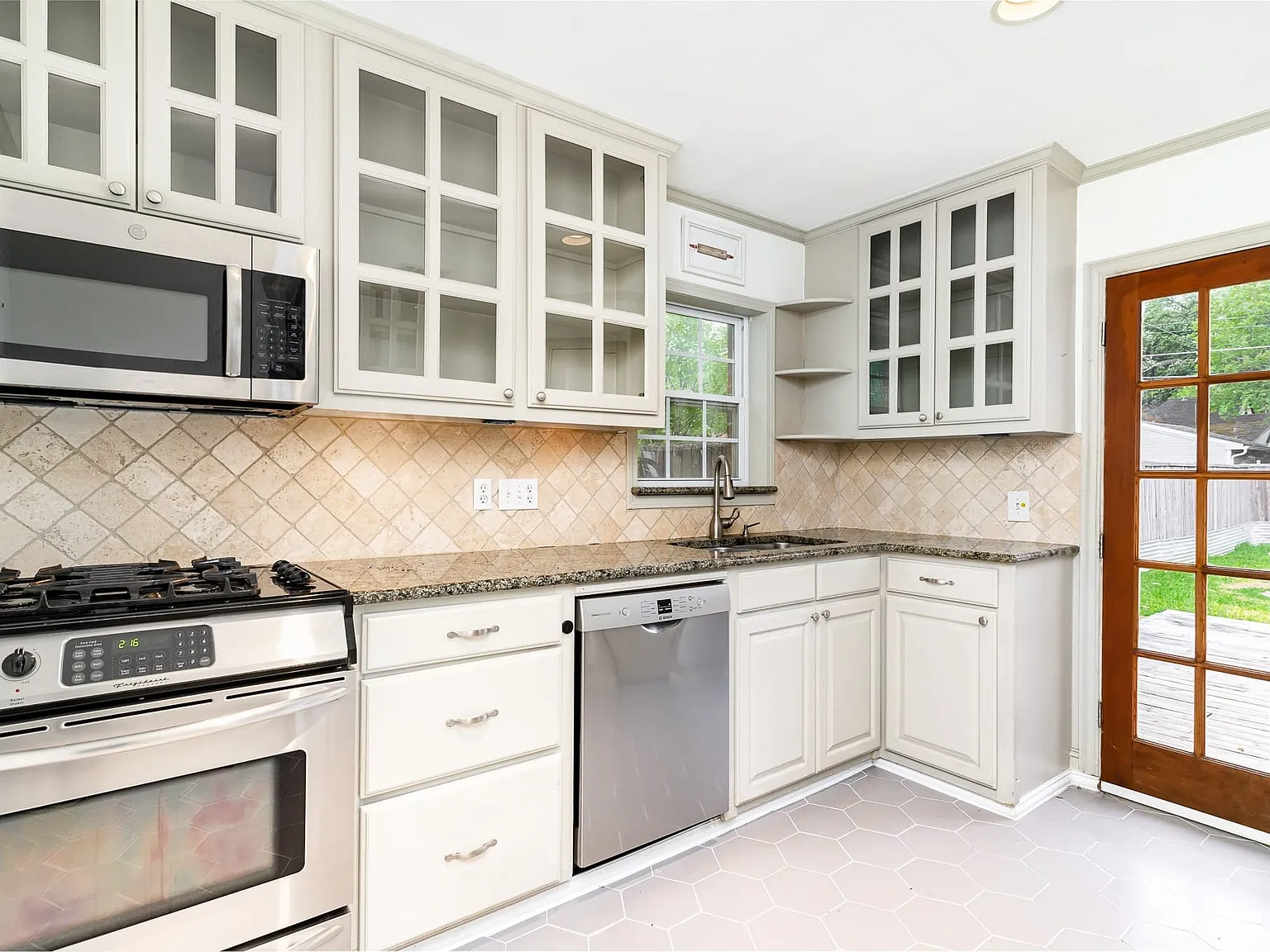 3 bed, 2.0 bath, 1754 sqft, $4,900 — Photo 2