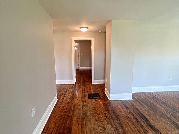 4th image of 899 Potters Ln