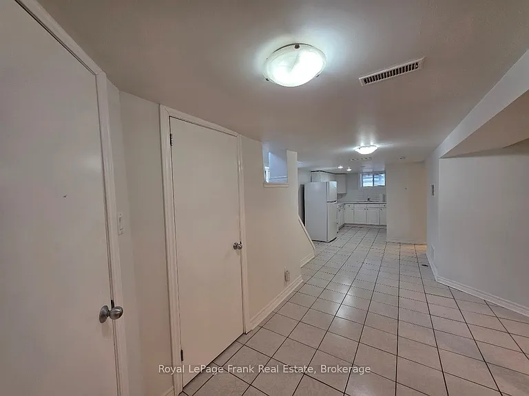 44 Billingsgate Cres — Photo 15
