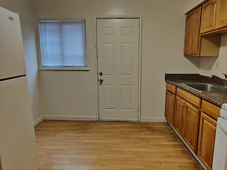 989 Barney St — Photo 2