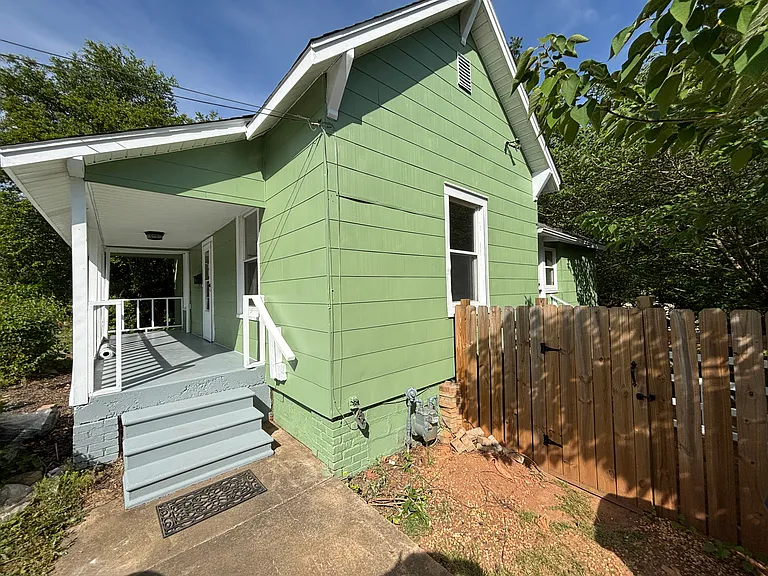 693 Maywood St — Photo 2