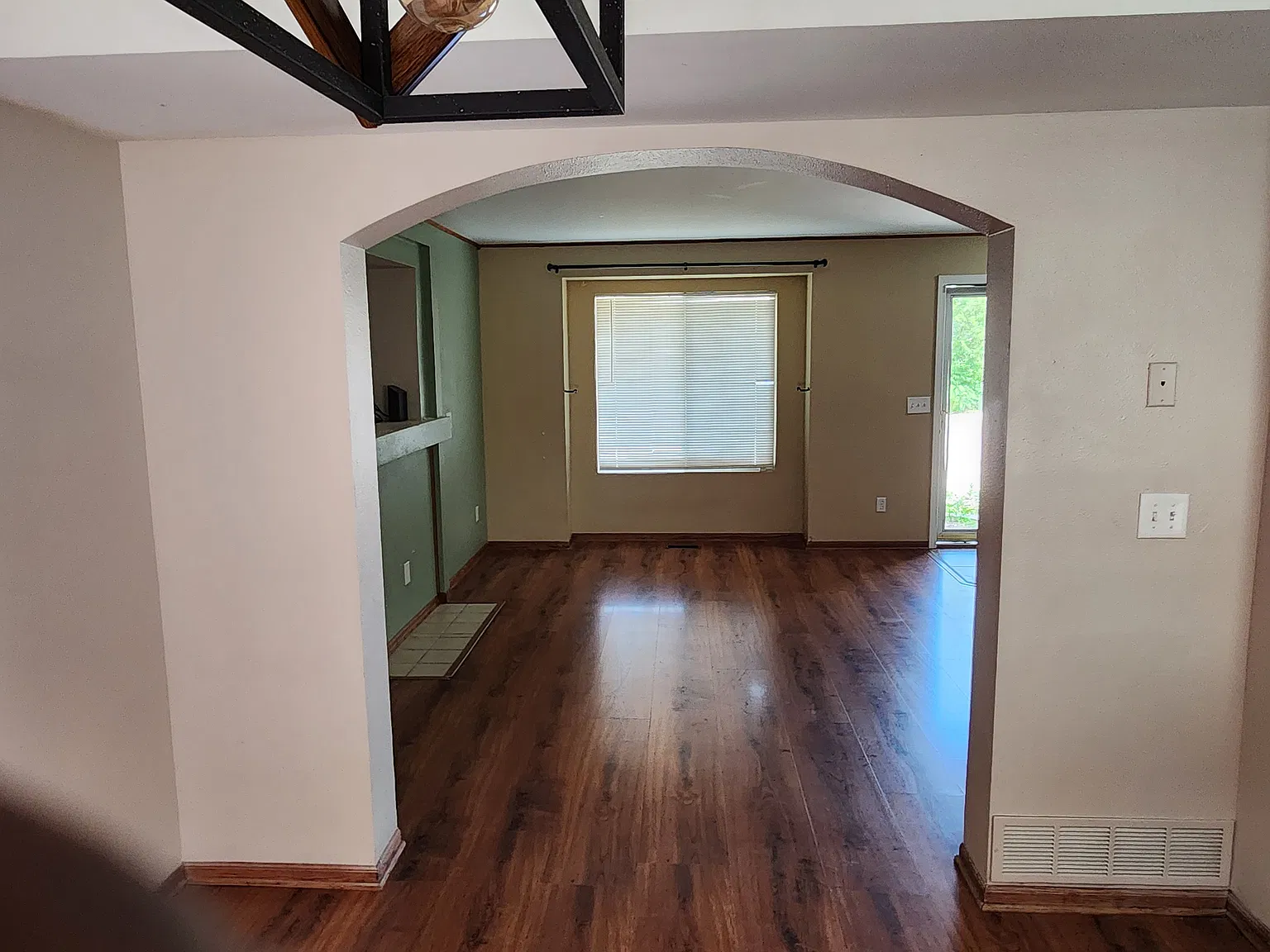 3 bed, 2.5 bath, 2026 sqft, $2,100 — Photo 4