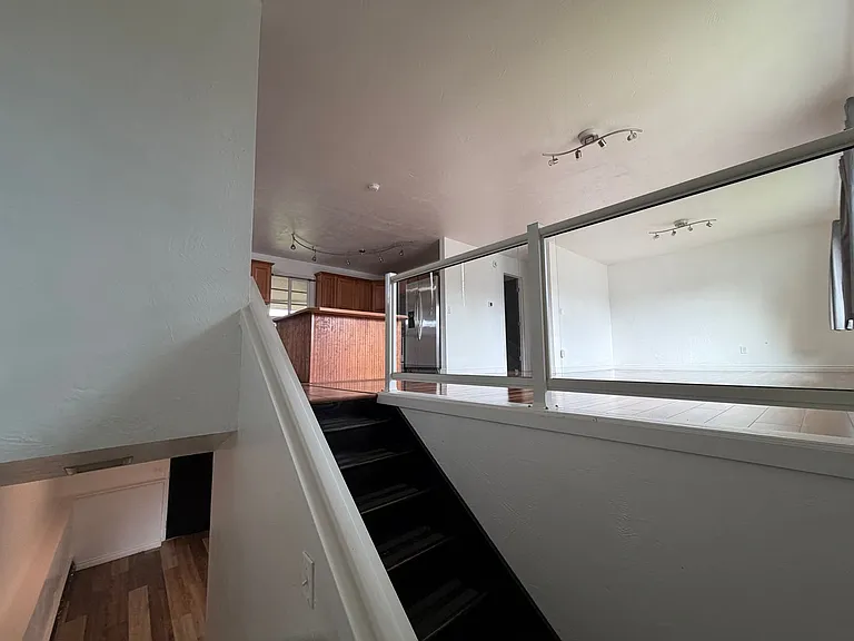 320 Thomas Cir — Photo 2