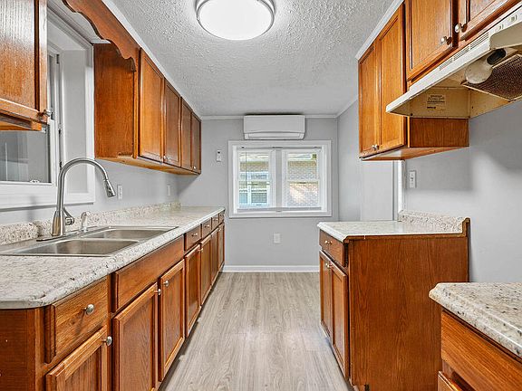 4th image of 1905 Harris St