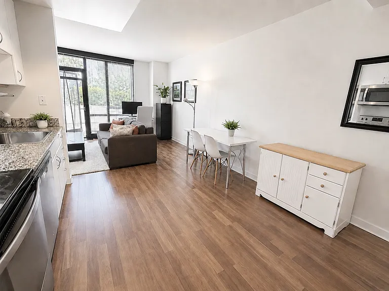 250 King St #438 — Photo 5