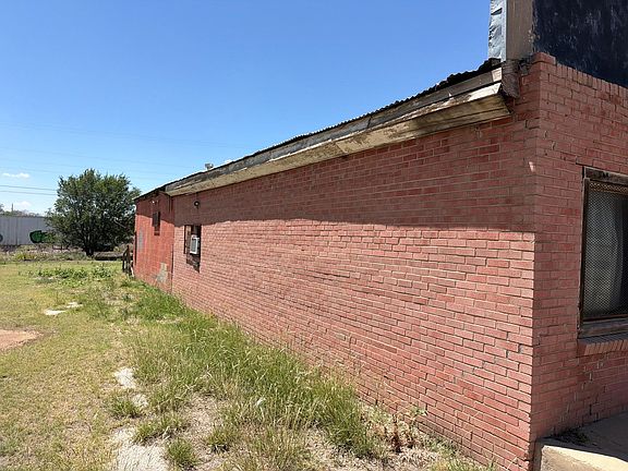 3rd image of 205 N Hughes St