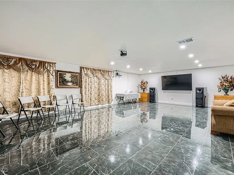 8748 Castle Hill Ave — Photo 24