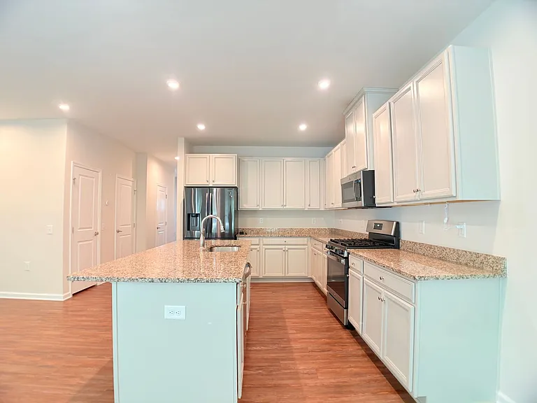 121 Capeside Ct — Photo 2