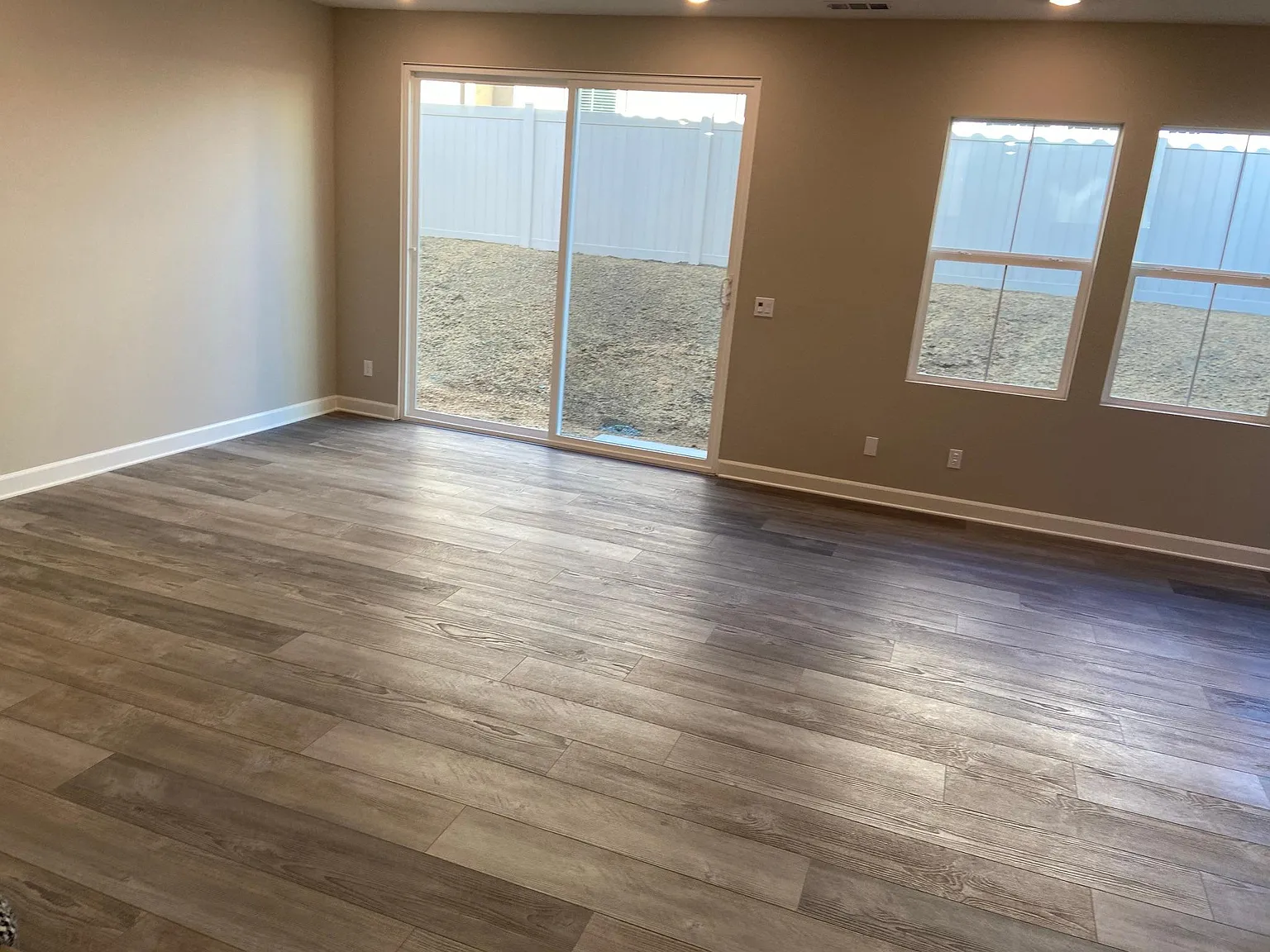 4 bed, 2005 sqft, $5,200 — Photo 3