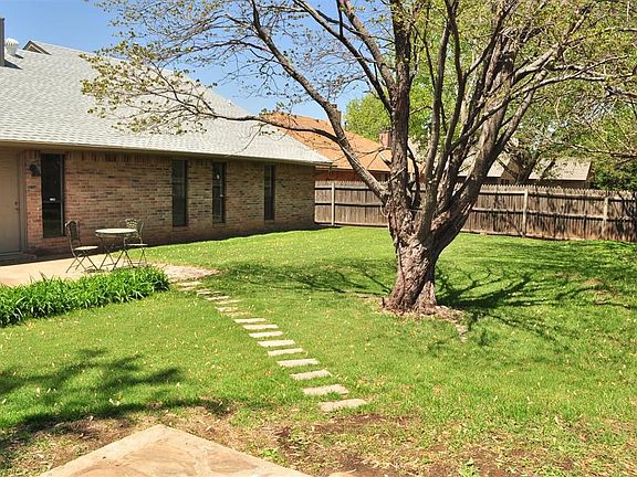 3rd image of 916 Countrywood Ln