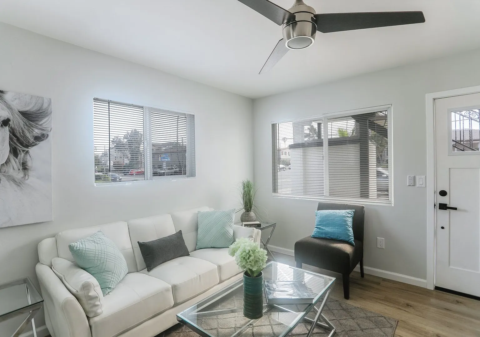Available Now! Highly Desired Crown Point/Pacific Beach Junior 1BD/1 BA Apartment! — Photo 3