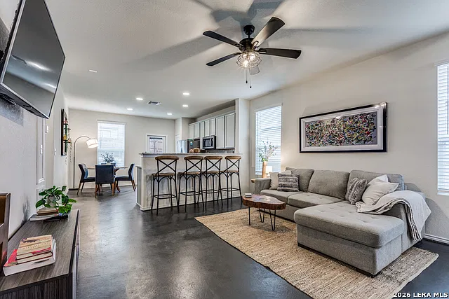 3 bed, 2.0 bath, 1197 sqft, $1,650 — Photo 2