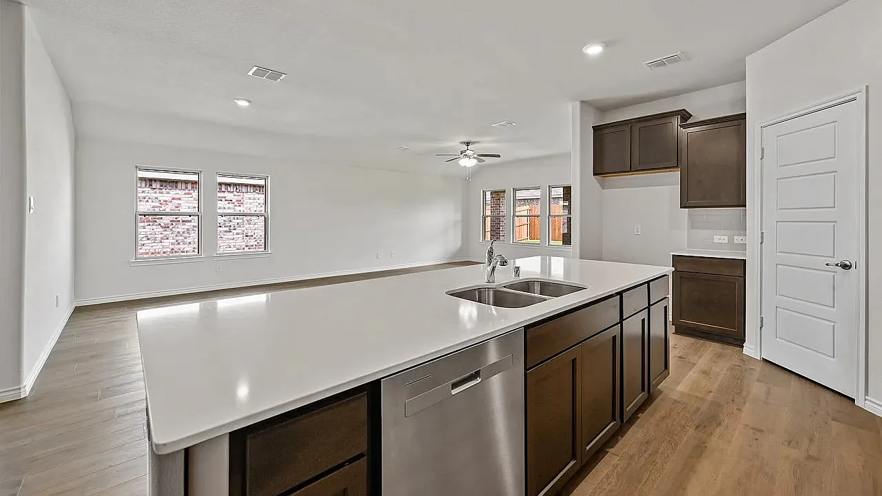 4 bed, 2100 sqft, $3,555 — Photo 2