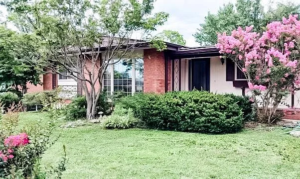 9236 Lavant Dr — Photo 2