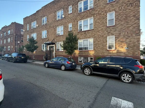 42 Auburn St, Paterson, NJ