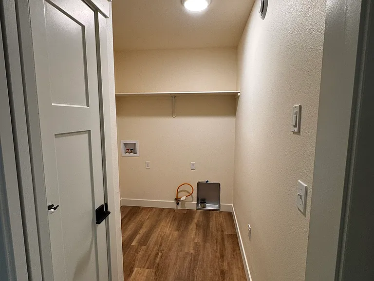 2544 N Midland Ave — Photo 21