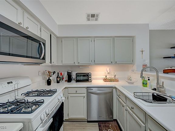 4th image of 2024 Willowbury Dr Unit C