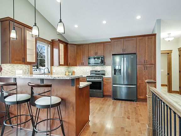 3rd image of 281 Wentworth Ave E