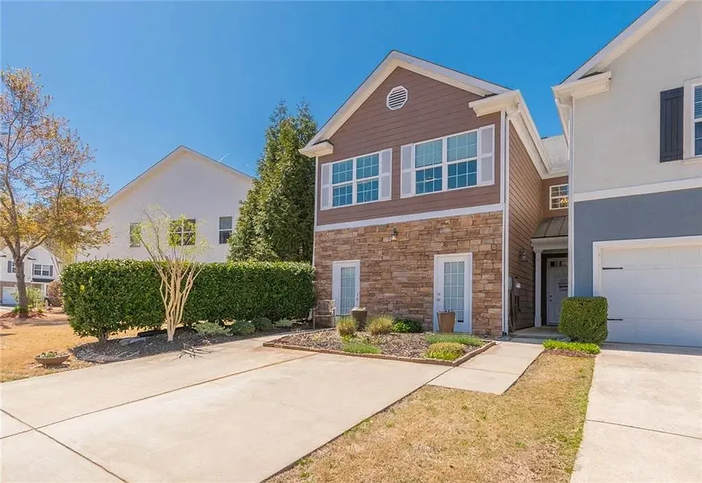 Enjoy Extra large living area, ex model home — Photo 1