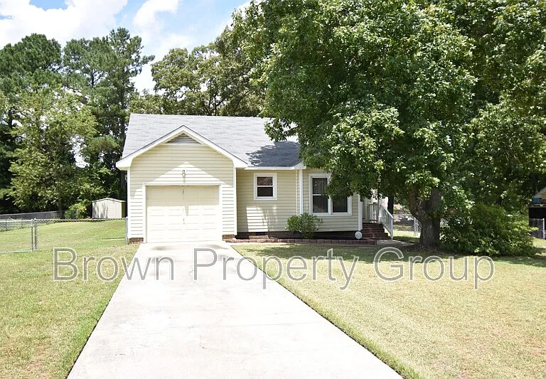 121 Sprucepine Dr — Photo 1