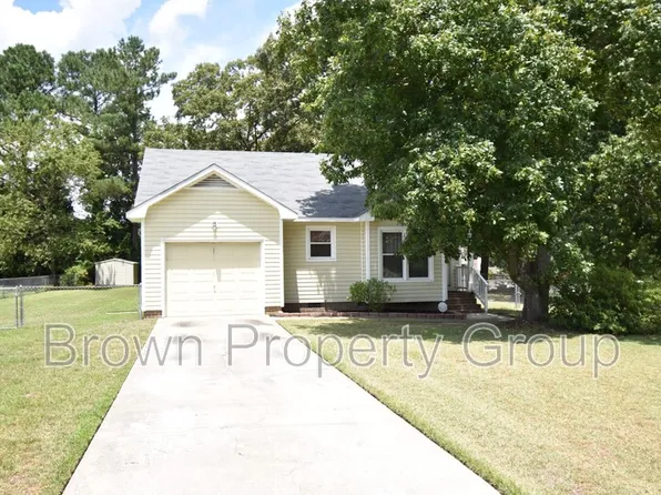 121 Sprucepine Dr, Raeford, NC 28376