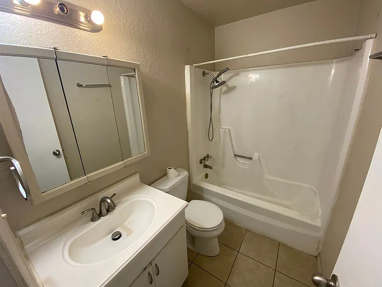 919-923 Alvarado Dr SE — Photo 13