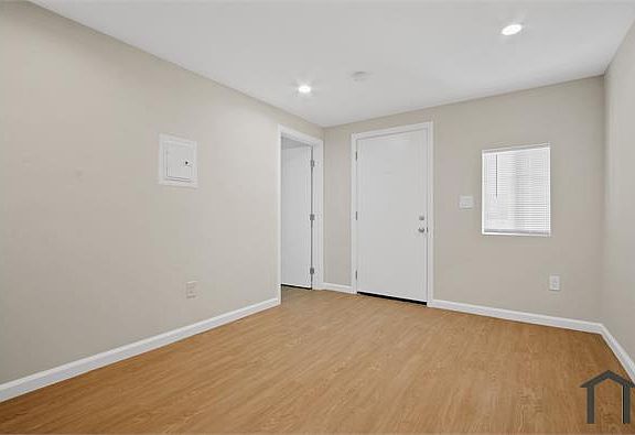 4th image of 2364 Lime Ave