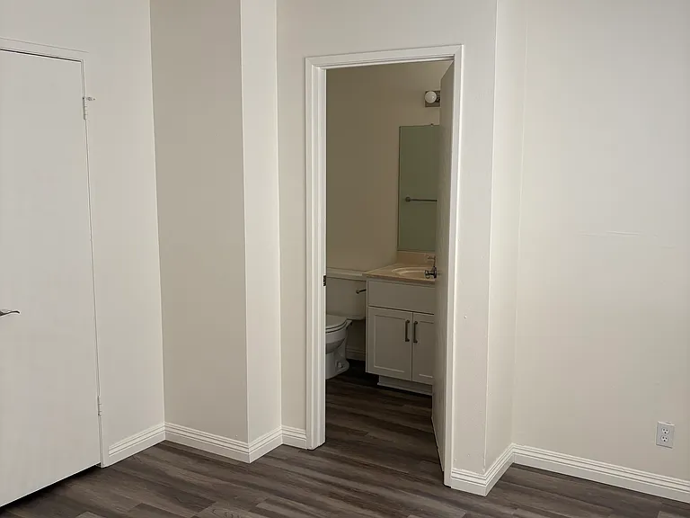 654 Woodcrest Dr #B — Photo 13