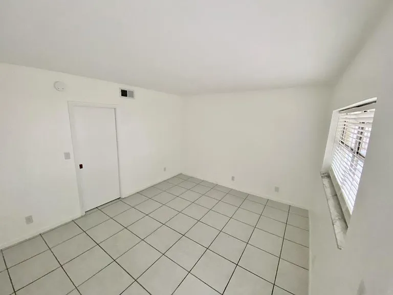 1033 NW 30th Ct #3 — Photo 8