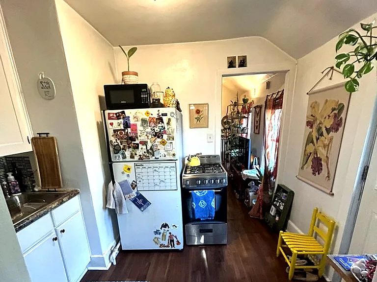 Efficient kitchen with full-size appliances and great light