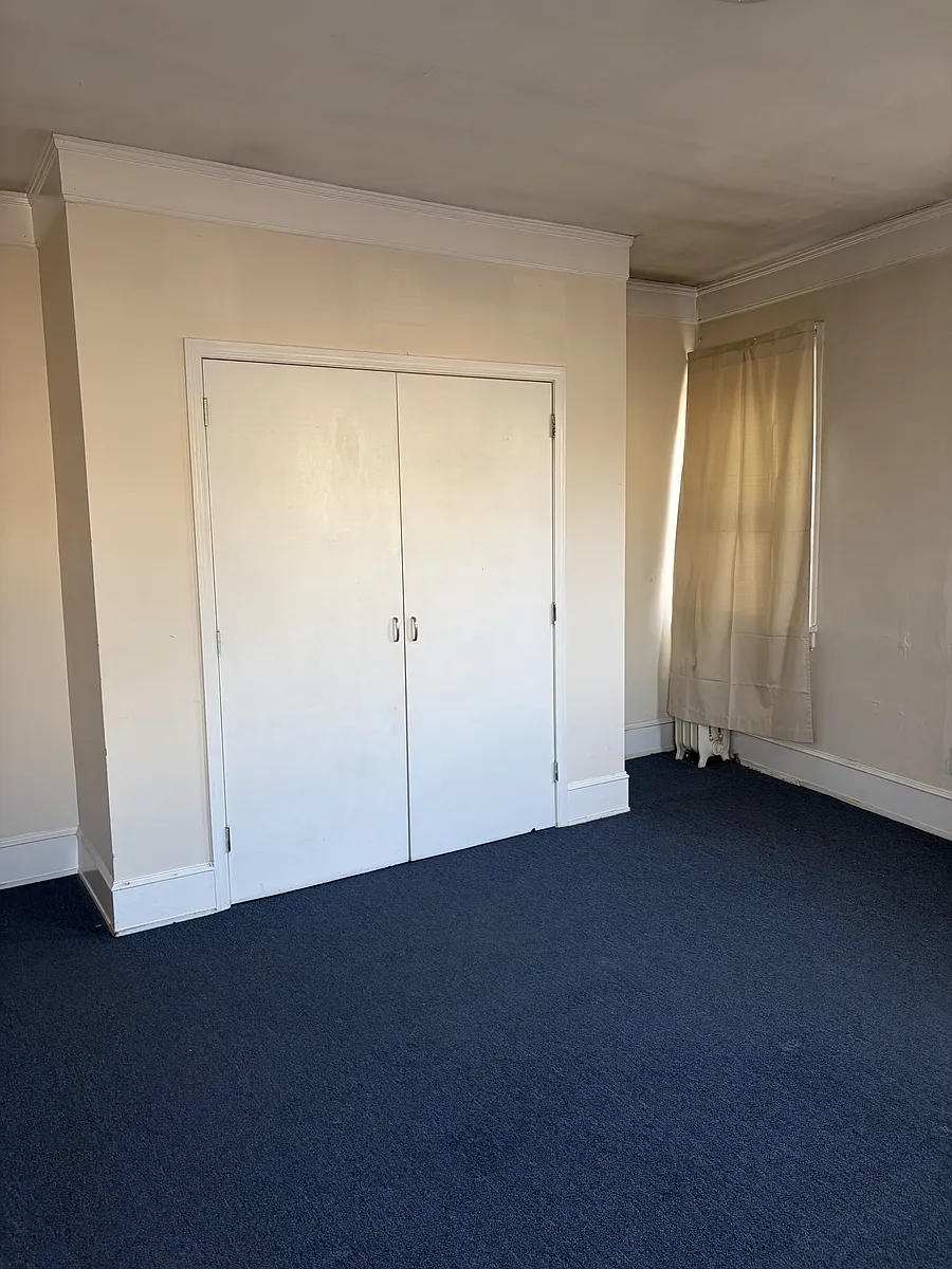 Building Photo - 831 Castleton Ave #2
