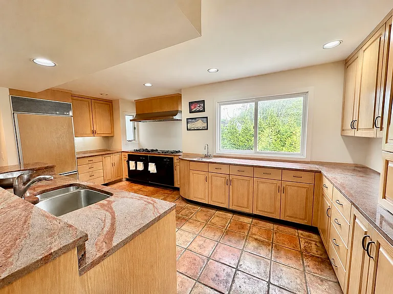 221 N Magee St — Photo 6