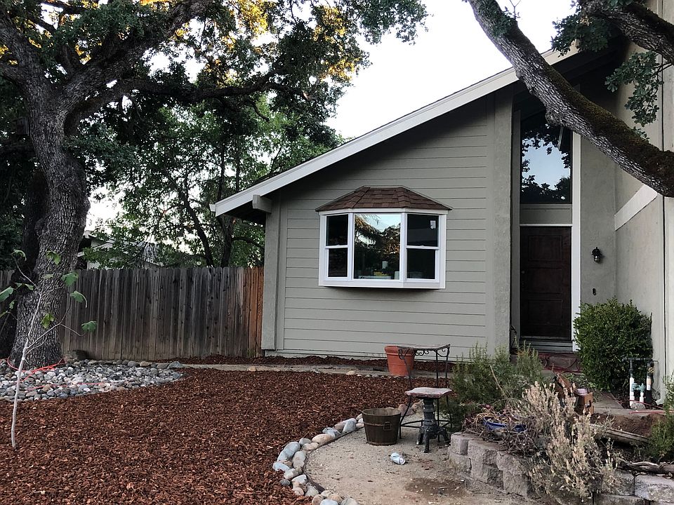 Front of house, mature Oak trees, natural setting