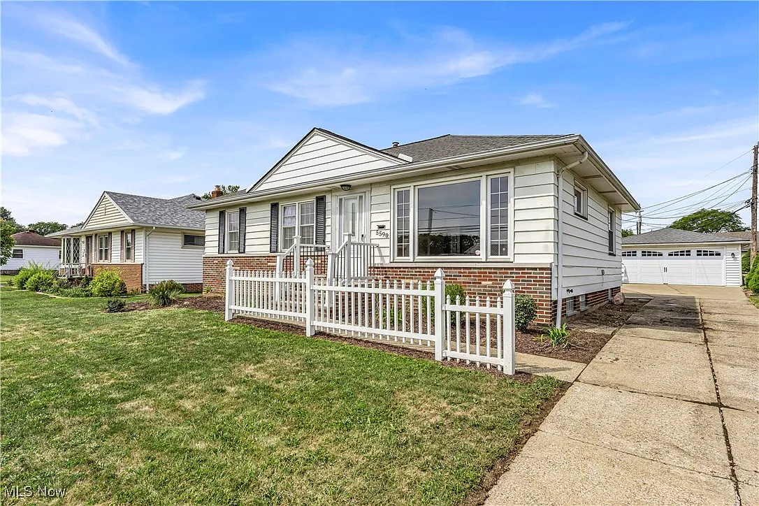 5590 Queens Hwy photo 1