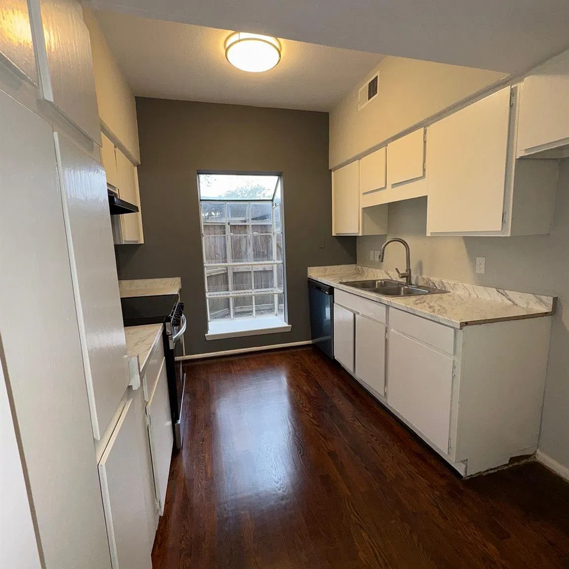 2 bed, 2.0 bath, 1102 sqft, $1,295 — Photo 2