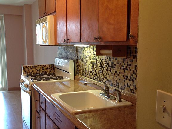 2nd image of 2915 W 5th St APT 20C