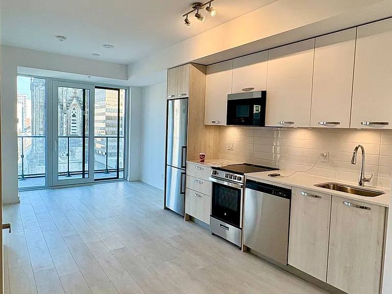 75 James St S #727 — Photo 4