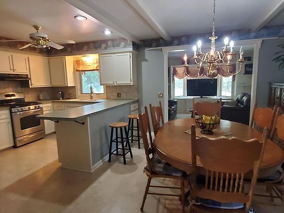 3rd image of 1108 Paradise Lake Dr SE