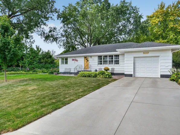 507 N Maple St, Chaska, MN 55318