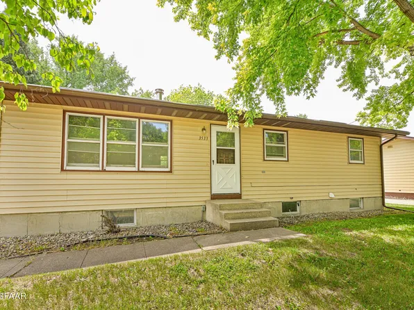 3533 11th Ave N, Grand Forks, ND 58203