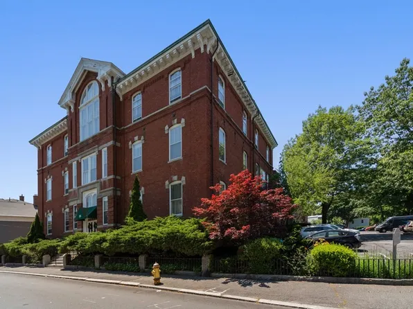 35 Flint St APT 201, Salem, MA 01970