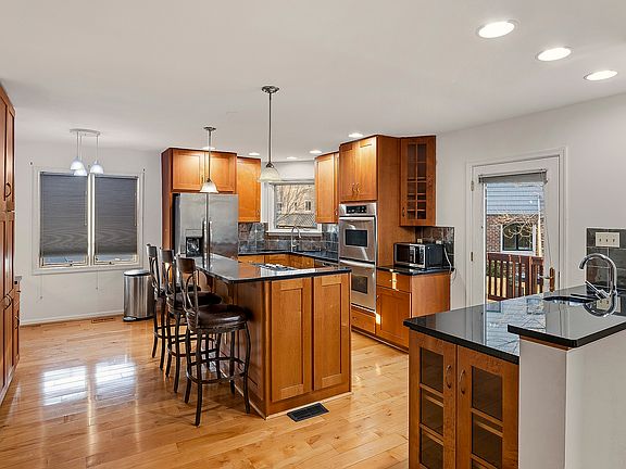 4th image of 770 Trenton Ave #1