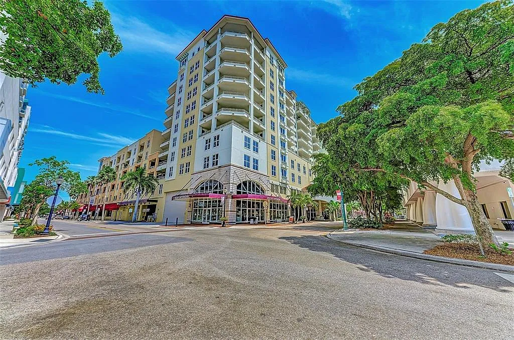 2 bed, 2.5 bath, 1725 sqft, $4,500 — Photo 1