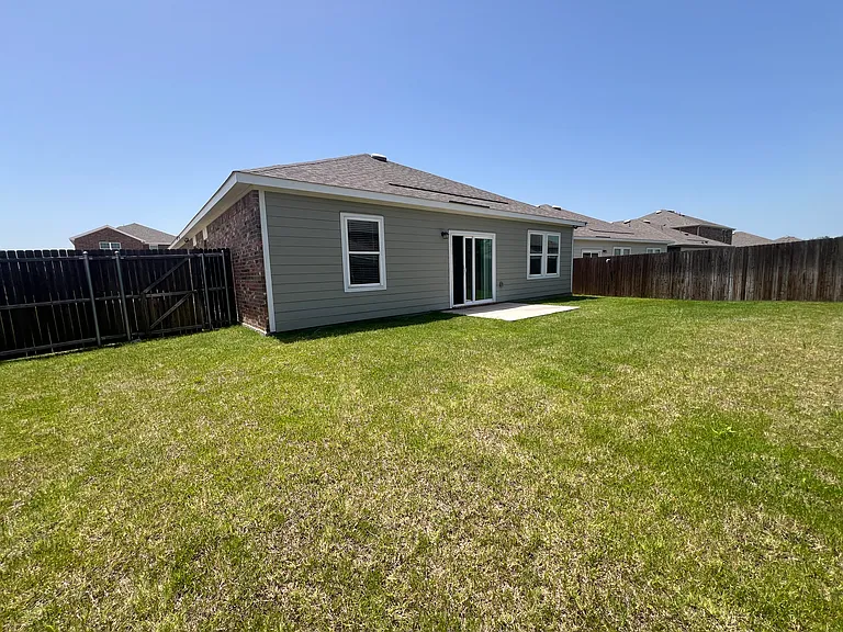 711 Camden Dr — Photo 17
