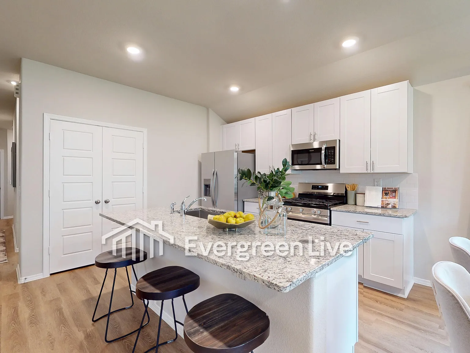 3 bed, 2.0 bath, 1373 sqft, $1,660 — Photo 3