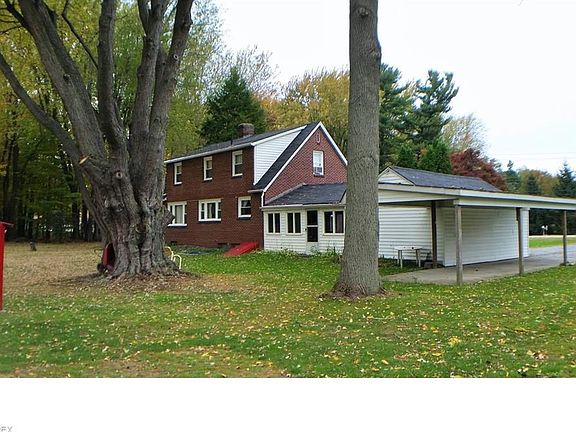 Side view. Nice shaded back yard