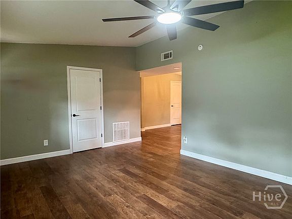 3rd image of 20 Catherine Cir