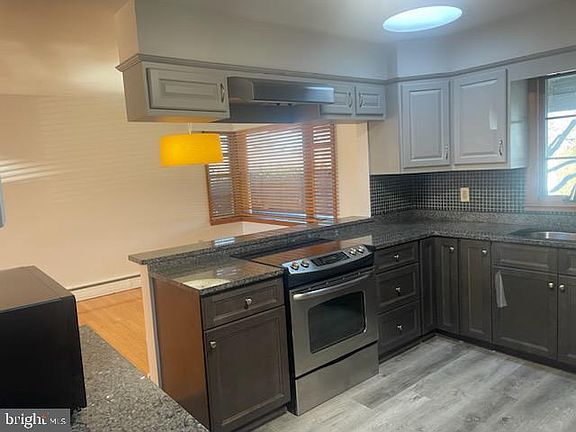 3rd image of 419 W Areba Ave