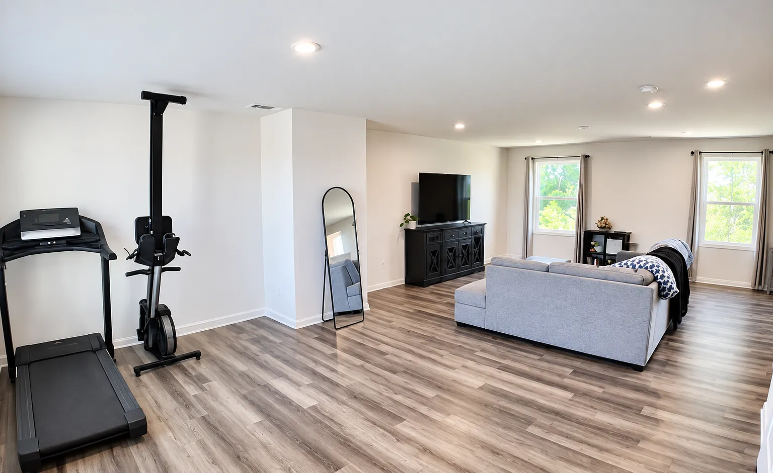 5 bed, 2.5 bath, 2200 sqft, $2,700 — Photo 3