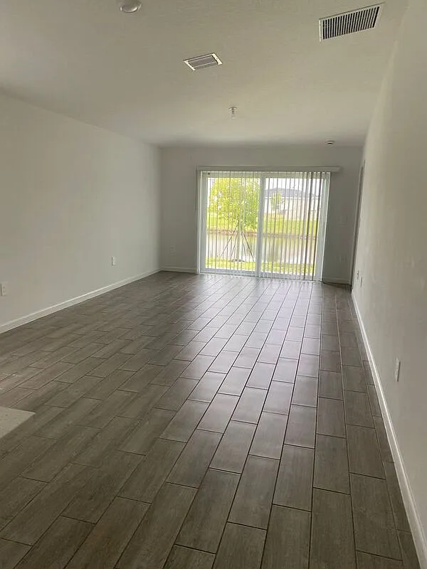 3 bed, 2.0 bath, 1448 sqft, $2,200 — Photo 4
